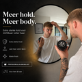 Man brengt Phoenix Hair Products Texture Paste aan voor een matte look met meer volume